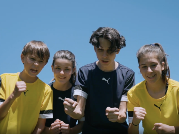 Kinder die gemeinsam Fussball spielen